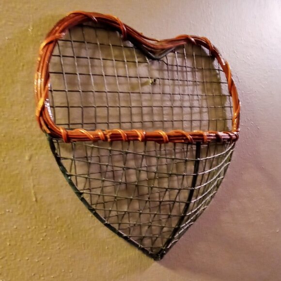 Vintage Rattan & Black Steel Heart-shaped Wall Basket Home Decor Cottagecore - Picture 3 of 8